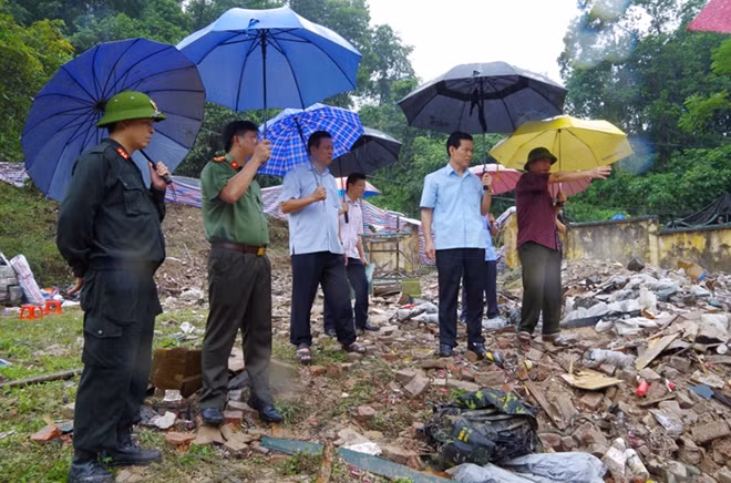 Lãnh đạo Tỉnh ủy, lãnh đạo thành phố và lãnh đạo Công an tỉnh Hà Giang đến kiểm tra hiện trường nơi xảy ra vụ nổ và tới thăm hỏi các hộ dân bị ảnh hưởng.