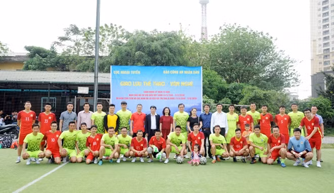 Lãnh đạo hai đơn vị chụp ảnh lưu niệm với các cầu thủ hai đội.