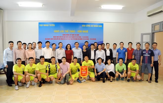 Lãnh đạo hai đơn vị và các vận động viên tham gia tranh tài.