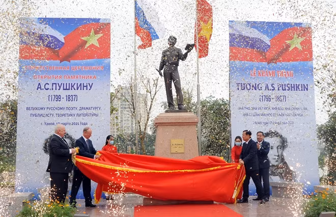 Các đại biểu thực hiện nghi thức khánh thành và đặt hoa tại Tượng đài Đại thi hào Nga A.S. Pushkin.