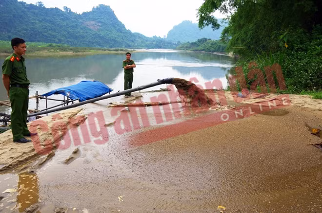 Tổ công tác bắt quả tang một vụ khai thác cát trái phép và tạm giữ xe ô tô chở cát.