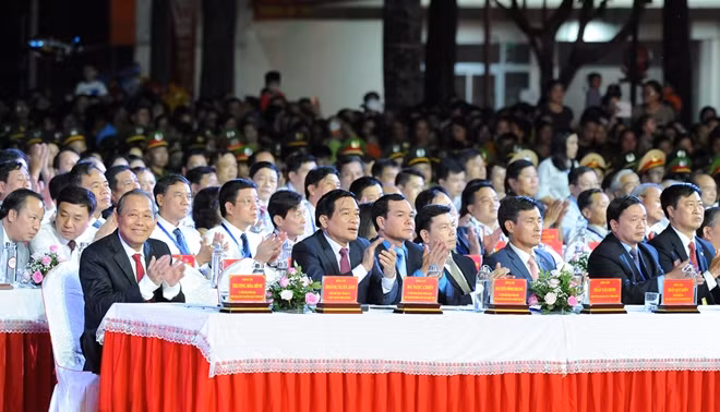 Các đại biểu tới dự buổi lễ.