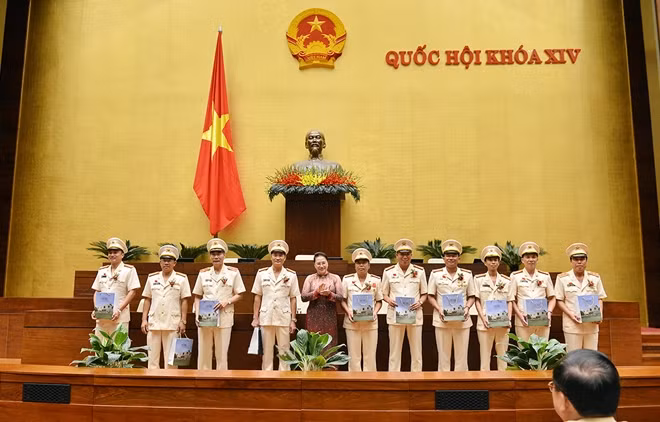 Chủ tịch Quốc hội Nguyễn Thị Kim Ngân tặng quà đại diện các điển hình tiên tiến trong phong trào thi đua “Vì an ninh Tổ quốc” và phong trào “Toàn dân bảo vệ an ninh Tổ quốc”.