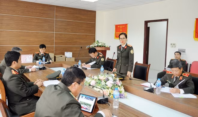 Thượng tá Nguyễn Thị Bình Phương, Trưởng Công an CKCHKQT Nội Bài báo cáo tại buổi làm việc.