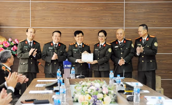 Thứ trưởng Nguyễn Văn Sơn thăm hỏi, động viên và trao quà tặng CBCS Công an Cửa khẩu Cảng Hàng không quốc tế Nội Bài.