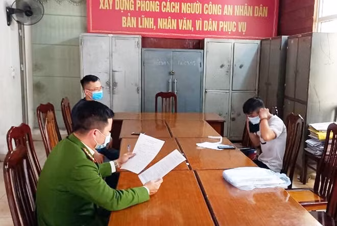 Công an quận Hà Đông lập hồ sơ xử phạt vi phạm hành chính đối với các trường hợp về hành vi không đeo khẩu trang nơi công cộng.