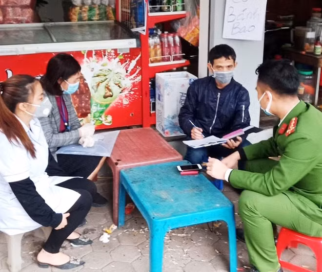 Công an phường Quang Trung tuyên truyền nhắc nhở người dân nêu cao tinh thần trách nhiệm trong phòng, chống dịch COVID-19.