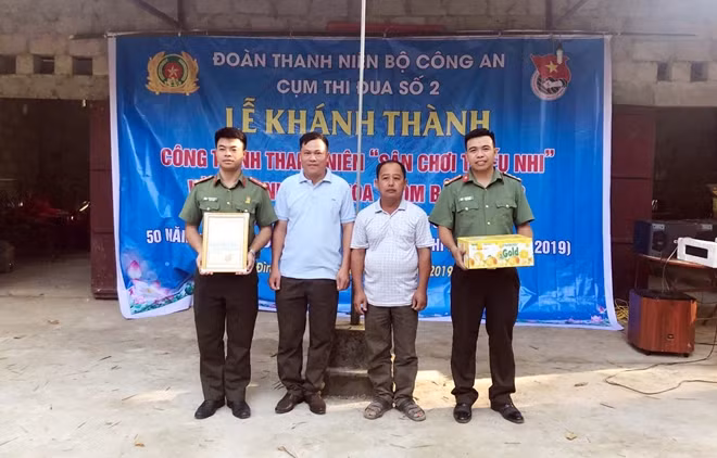 Người dân xóm Bản Luông trao thư cảm ơn tuổi trẻ Cụm thi đua số 2 - Đoàn Thanh niên Bộ Công an.