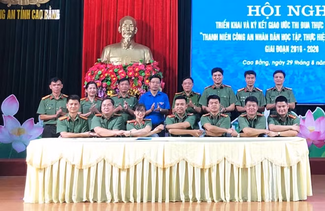Tuổi trẻ Công an các tỉnh ký kết giao ước thi đua.