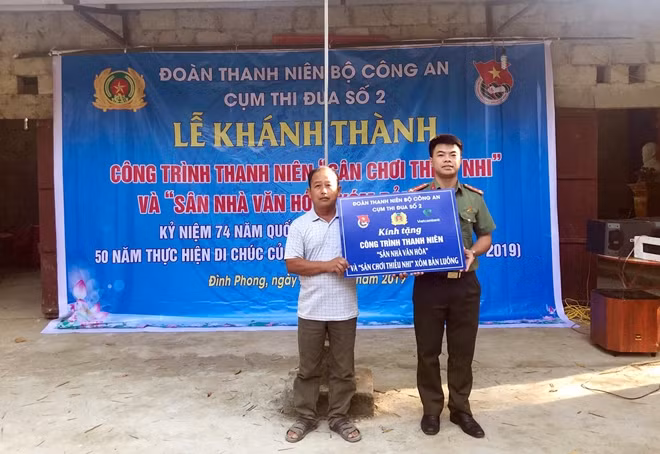 Đại diệm Cụm thi đua số 2 - Đoàn Thanh niên Bộ Công an trao tặng Công trình thanh niên "Sân nhà văn hóa" và "Sân chơi thiếu nhi" cho xóm Bản Luông, xã Đình Phong, huyện Trùng Khánh, tỉnh Cao Bằng