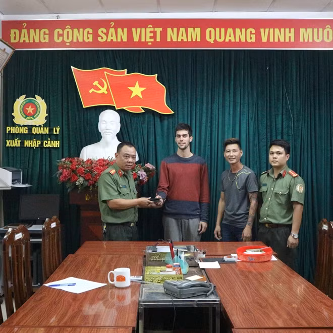 Anh Soulilisse RobinVictor Alphonese Claude nhận lại tài sản tại Phòng quản lý xuất nhập cảnh.