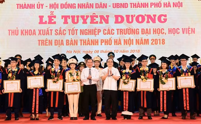 Bí thư Thành ủy Hà Nội Hoàng Trung Hải trao Bằng khen cho các thủ khoa xuất sắc tốt nghiệp các trường đại học, học viện trên địa bàn TP Hà Nội năm 2018.