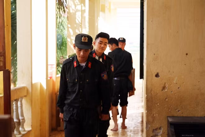 Ngay từ sáng sớm, các cán bộ, chiến sĩ CSCĐ đã có mặt tại trường Tiểu học trên địa bàn, giúp nhà trường kê lại bàn ghế, dịch chuyển đồ đạc.