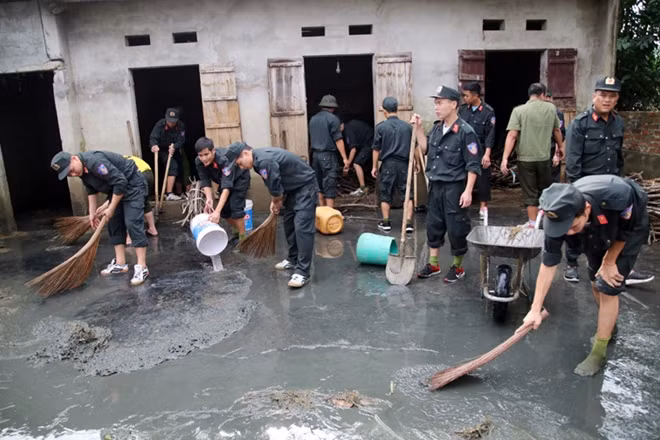 Ngoài giúp các hộ gia đình dọn dẹp, kê lại đồ đạc như ban đầu, các đơn vị còn phối hợp phun nước, rửa sạch khuôn viên trụ sở UBND xã, trường học, trạm y tế xã...
