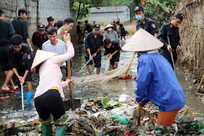 Việc dọn dẹp vệ sinh ngay sau khi nước rút không chỉ giúp môi trường sạch mà còn phòng, chống dịch bệnh có thể xảy đến...
