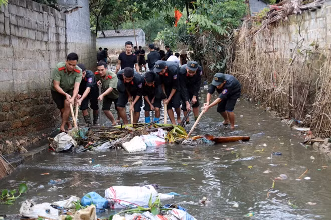 Trong các ngày qua, hằng trăm cán bộ, chiến sỹ đã có mặt tại đây, giúp nhân dân dọn dẹp vệ sinh môi trường.