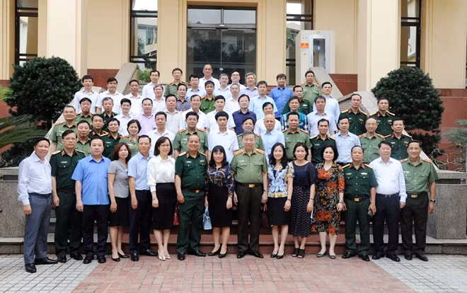 Bộ trưởng Tô Lâm cùng học viên Lớp Bồi dưỡng kiến thức Quốc phòng, An ninh đối tượng 1, khóa 81 và các đại biểu dự buổi gặp mặt.