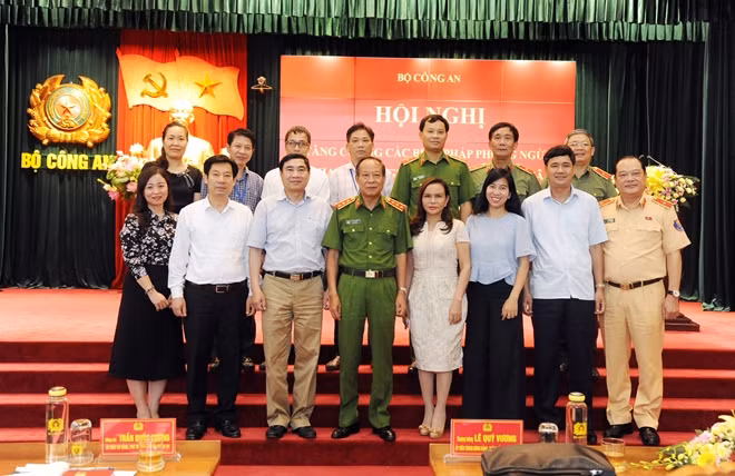 Thứ trưởng Lê Quý Vương và các đại biểu tham dự hội nghị.