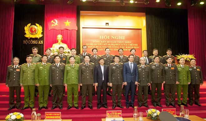 Thứ trưởng Lương Tam Quang cùng các nhà khoa học, các đại biểu tham dự Hội nghị.