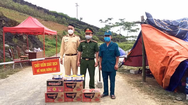 Ngày 27-4, 70 thùng mì tôm cùng một số nhu yếu phẩm của các nhà hảo tâm, CBCS Báo CAND đã được gửi trao tới CBCS làm nhiệm vụ tại các chốt quan trọng biên giới.