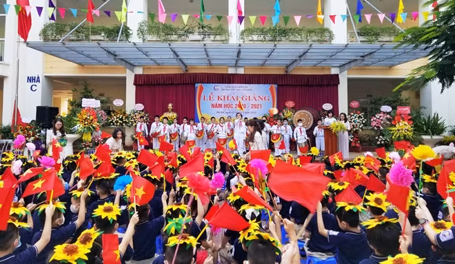 Tại Trường Tiểu học Cát Linh, hưởng ứng tích cực phòng, chống dịch bệnh COVID-19 nên lễ khai giảng năm học mới năm nay, nhà trường chỉ cho một số lớp tập trung dự và cùng đón các em học sinh mới vào lớp 1, các lớp khác sẽ theo dõi lễ khai giảng trực tuyến qua màn hình chiếu của lớp mình. Toàn bộ phụ huynh chỉ đưa con đến cổng trường. Với các cháu nhỏ mới vào lớp 1, Ban Giám hiệu và các thầy, cô giáo nhà trường sẽ đón các con và dẫn về đúng lớp.