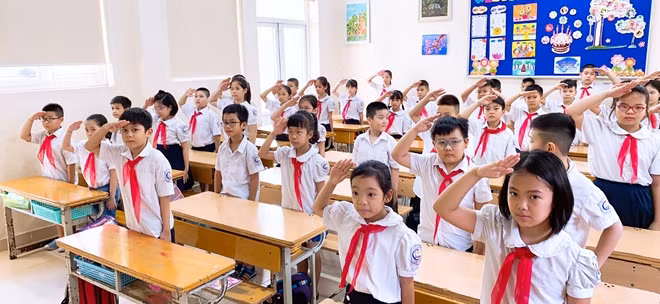 Các em học sinh dự lễ khai giảng trực tuyến tại lớp học.