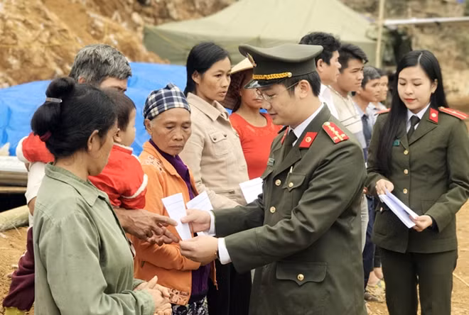Đại úy Nguyễn Quang Mạnh, Bí thư Đoàn Thanh niên Tổng cục Chính trị CAND thăm hỏi, trao quà hỗ trợ các hộ dân ở xóm Nhạp.