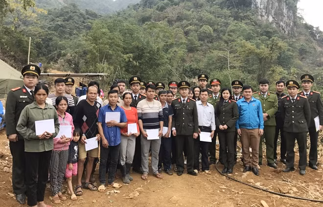 Tuổi trẻ CAND thăm hỏi, trao quà hỗ trợ các hộ dân ở xóm Nhạp.
