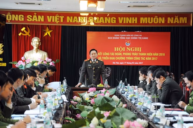 Thiếu tướng Nguyễn Quang Chữ, Phó Tổng cục trưởng Tổng cục Chính trị CAND phát biểu chỉ đạo Hội nghị.