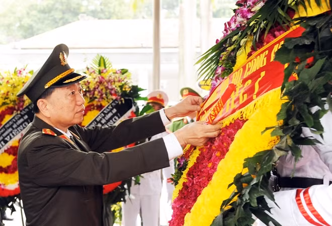 Đoàn Đảng ủy Công an Trung ương, lãnh đạo Bộ Công an do Đại tướng Tô Lâm, Ủy viên Bộ Chính trị, Bí thư Đảng ủy Công an Trung ương, Bộ trưởng Bộ Công an làm Trưởng Đoàn vào viếng
