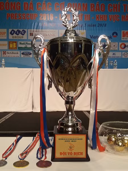 Cup vô địch Press cup 2018 và Huy chương được công bố tại buổi họp báo.