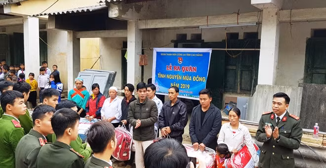 Đoàn công tác trao chăn ấm cùng áo len, bánh, kẹo cho người dân và các em nhỏ ở Xà Pèng.