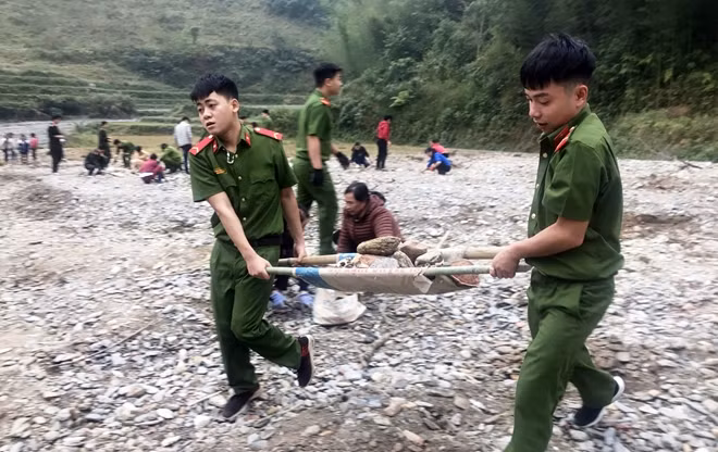 Kết thúc chương trình, Tuổi trẻ Công an đã cùng nhân dân xếp đá làm kè cho công trình trường học đang xây dựng.