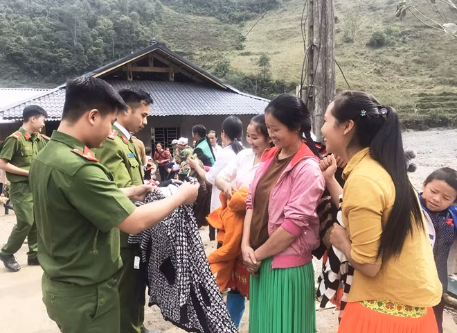 Những chiếc áo ấm là món quà thiết thực khi mùa đông giá lạnh đang về.