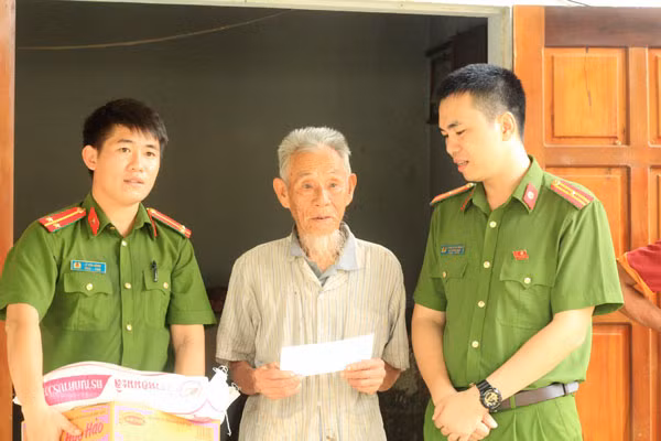 Thiếu tá Doãn Xuân Hùng - Phó Trưởng Khoa CSHS tặng quà cho các gia đình lão thành cách mạng và thương bệnh binh trên địa bàn.