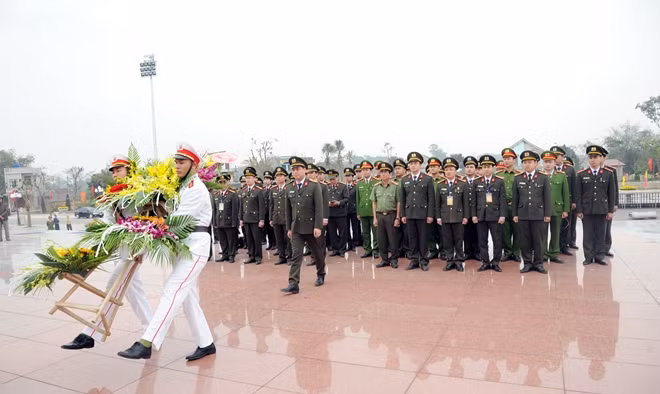 Tuổi trẻ Bộ Công an dâng hoa trước tượng đài Bác Hồ tại Khu lưu niệm Sáu điều Bác Hồ dạy CAND.