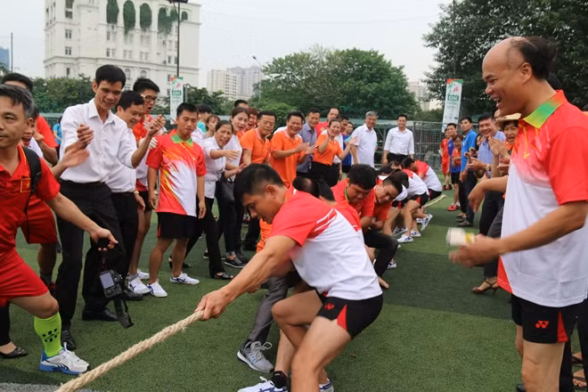 Một số hình ảnh sôi nổi tranh tài tại hai môn thi kéo co và bóng đá giữa các đội tuyển.