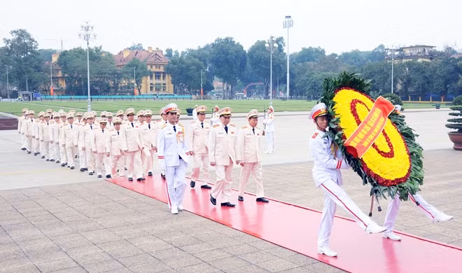 Đoàn đại biểu Đảng ủy Công an Trung ương, lãnh đạo Bộ Công an vào Lăng viếng Chủ tịch Hồ Chí Minh.