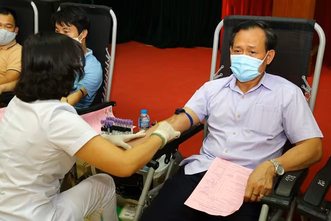 Lãnh đạo và cán bộ, chiến sỹ Cục Ngoại tuyến tham gia hiến máu tình nguyện.