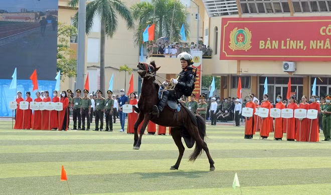 Cán bộ chiến sỹ điều khiển ngựa điêu luyện...