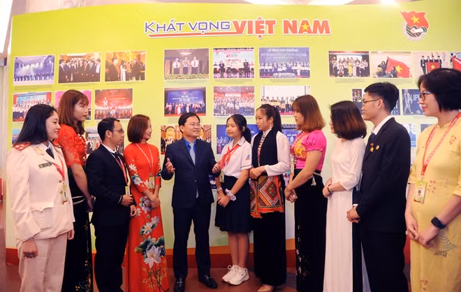 Đồng chí Nguyễn Anh Tuấn, Bí thư thứ Nhất Trung ương Đoàn, Chủ tịch Trung ương Hội Liên hiệp thanh niên Việt Nam, Chủ nhiệm Ủy ban Quốc gia về thanh niên Việt Nam trò chuyện với các đại biểu bên lề đại hội.