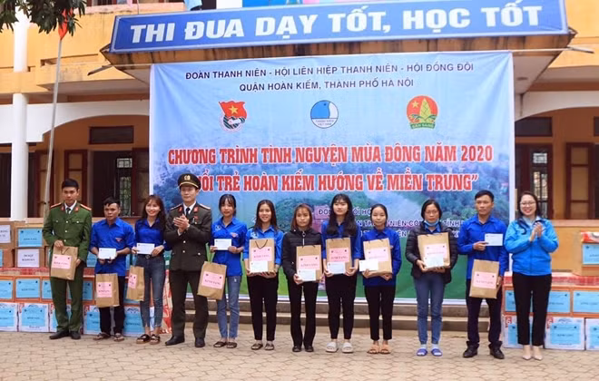 Đoàn công tác trao nhiều phần quà hỗ trợ nhân dân và chính quyền địa phương trên địa bàn tỉnh Hà Tĩnh.