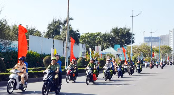 Tuổi trẻ thanh niên diễu hành tuyên truyền người dân nâng cao ý thức về việc giảm thiểu rác thải nhựa, túi nilon...
