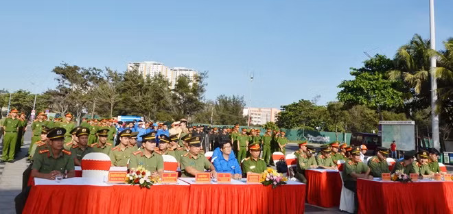Các đại biểu tham dự buổi lễ.