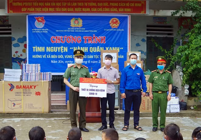 Đoàn công tác gửi trao hàng trăm suất quà tới các em học sinh, nhân dân và CBCS thực hiện nhiệm vụ phòng, chống dịch COVID-19.