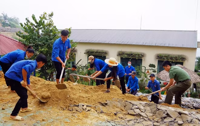 Đoàn viên thanh niên mở rộng sân chơi thiếu nhi cho Trường Mầm non xã Nàn Xỉn.