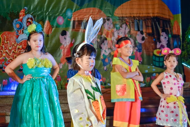 Các “mẫu nhí” trình diễn tiết mục biểu diễn thời trang tự thiết kế đặc sắc.