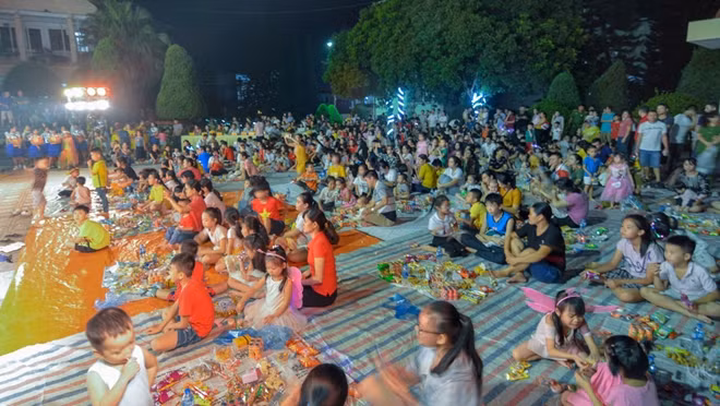Các em thiếu nhi vui phá cỗ đêm rằm và tham gia các trò chơi dân gian.