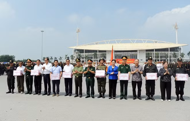 Các đồng chí lãnh đạo tặng quà động viên các đơn vị tham gia diễn tập thực binh.