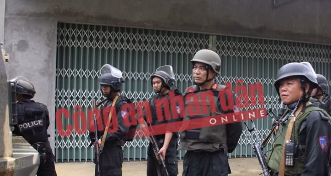 Đại tá Trần Anh Tuấn, Giám đốc Công an tỉnh Sơn La trực tiếp chỉ đạo các đơn vị tham gia bắt các đối tượng truy nã.